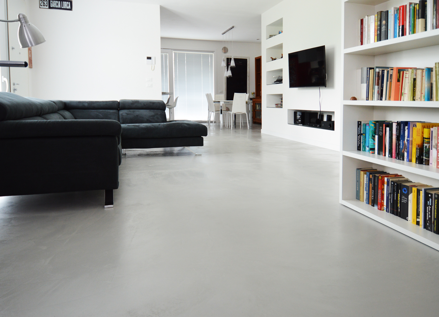 Microverlay®, low thickness concrete resin floor with taupe finish. Private house, Bolzano Vicentino (Italy)