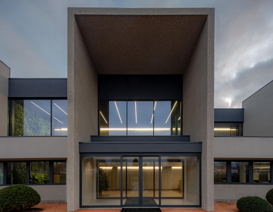 Deco Nuvolato, nuvolato effect floor with light gray. Shoes Factory S.C.A.R.P.A., Asolo (TV). Project: Roberto Nicoletti Architettura e Design. 01