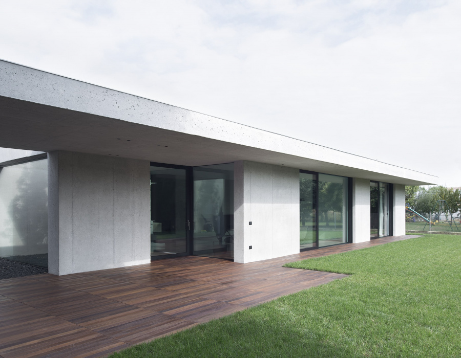 Deco Nuvolato, nuvolato effect floor with light gray finish. Private villa, Cassola (Italy). Project: Studio Tixa
