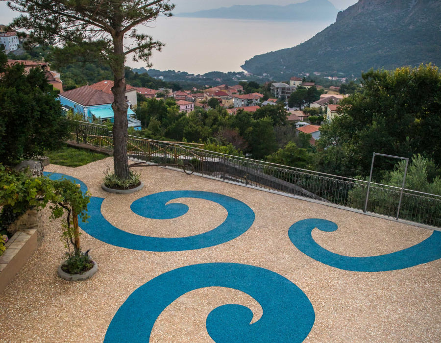 ItalianTerrazzo®, pavimento ghiaino lavato colore giallo ocra e blu oltremare. Giardino delle Arti, Maratea (PZ). Progetto Arch. Francesco Canestrini. 03