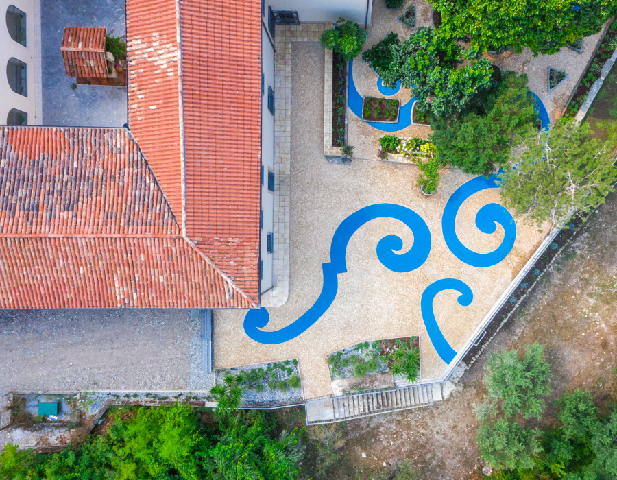 ItalianTerrazzo®, pavimento ghiaino lavato colore giallo ocra e blu oltremare. Giardino delle Arti, Maratea (PZ). Progetto Arch. Francesco Canestrini. 06