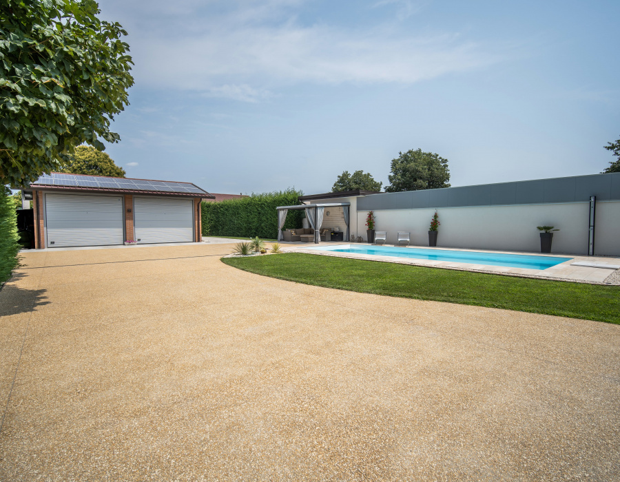 ItalianTerrazzo®, pavimento ghiaino lavato colore paglia. Villa privata, Loria (TV). 01