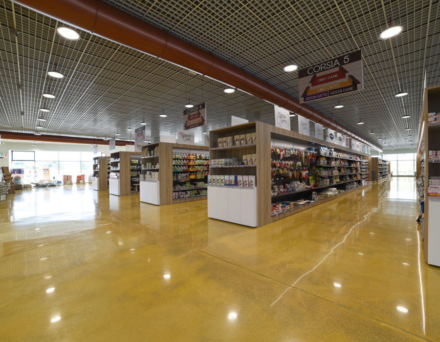 Pavilux Overlay, pavimento industriale basso spessore colore Miele. Ciam Pet-Store, Ascoli Piceno