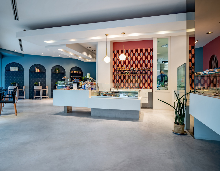Skyconcrete® Indoor, low thickness nuvolato effect floor with light gray finish. Golose Emozioni, San Zenone (Italy). Project: Studio Amaranto