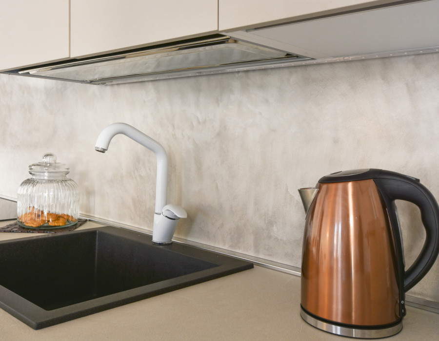 Cucina con tavolo, pavimento e rivestimento Microverlay cemento resina venezia prezzi
