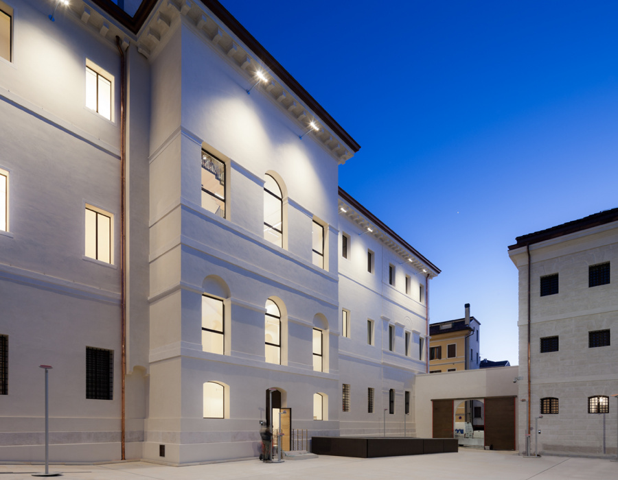Pavilux, cemento industriale color lavagna e Terrazzoverlay XL, microveneziana. Ex tribunale, Treviso(TV). Progetto: arch. Tobia Scarpa