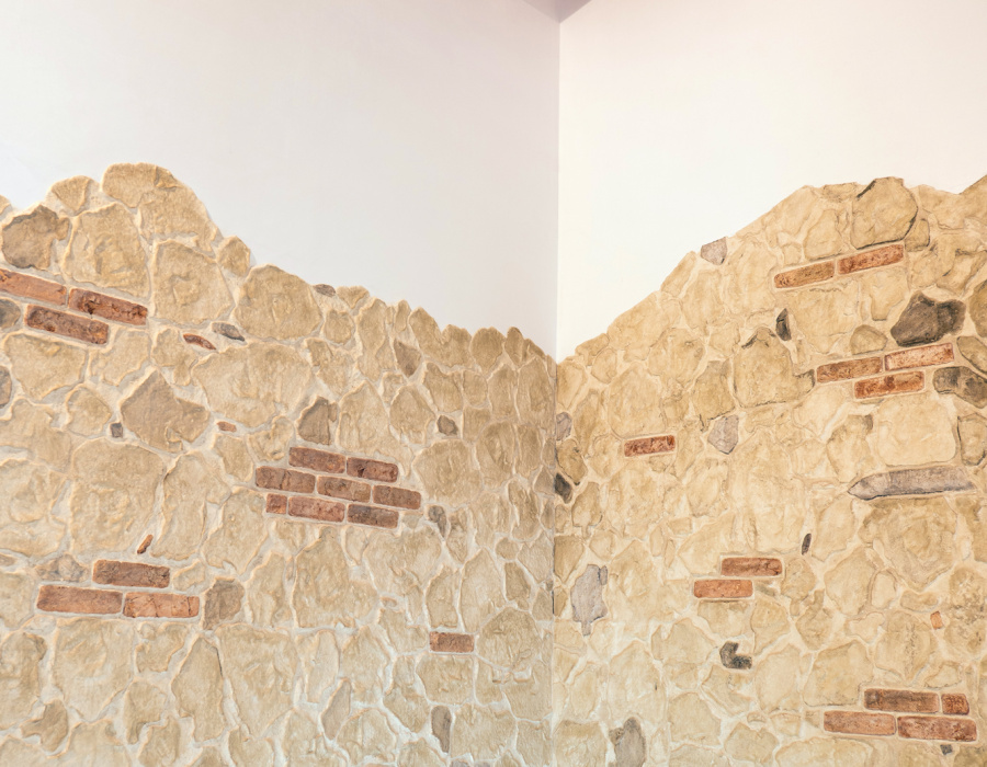 Plam Stone, stamped wall with brick, giallo tufo and brown finish, mould Pietra Vecchia + Montana. Private villa, Maser (Italy)