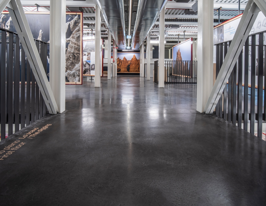 Skyconcrete® Indoor, low thickness nuvolato effect floor with dark gray finish. Ca 'Scarpa, Italy. Project: Tobia Scarpa. 10