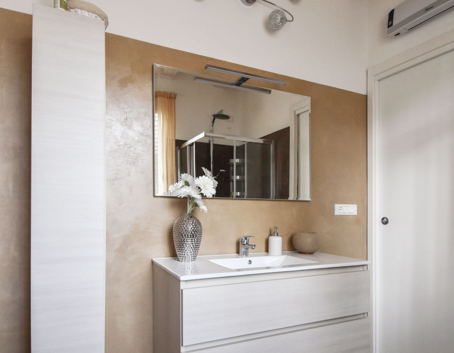 rivestimento-bagno-moderno-lavandini-vasche-box-doccia-cemento-spatolato-resina