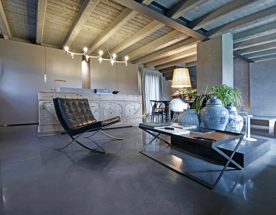 Skyconcrete®, low thickness nuvolato effect floor with dark gray finish. Contemporary country house, Breda di Piave (Italy). Project: Factory Progetto Unico