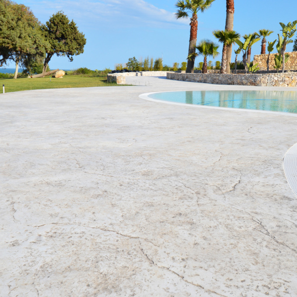 Low thickness stamped concrete floor